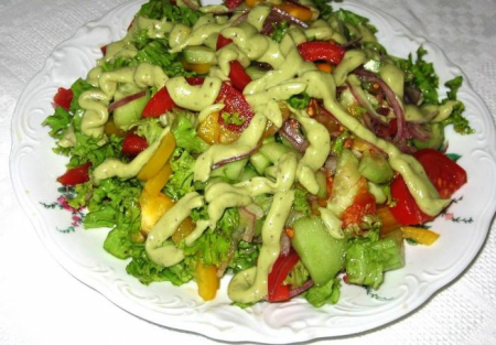 Овощной салат с соусом из авокадо