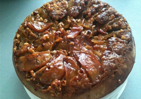 Рецепт Яблочный пирог с орехами, изюмом и карамелью