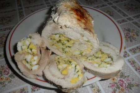 Куриный рулет с яйцами и зеленью