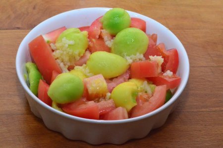 Рецепт Салат из авокадо и помидор с острой заправкой
