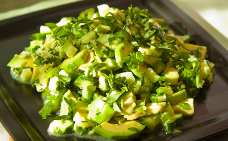 Рецепт Салат из огурца и авокадо с острой заправкой