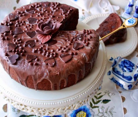 Шоколадный торт с финиками и орехами