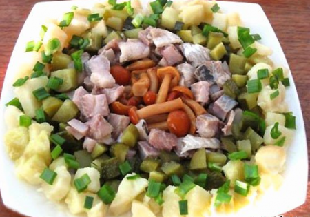 Картофельный салат с селедкой