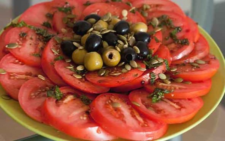 Рецепт Салат из помидоров и маслин
