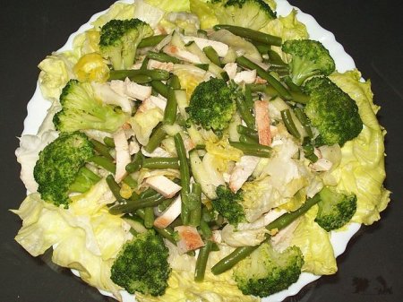 Зеленый салат с курицей