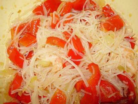 Салат с рисовой лапшой и креветками
