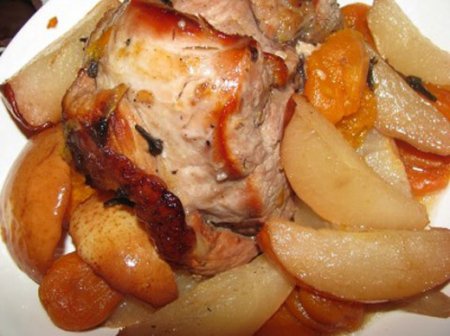 Рецепт Свинина в вине с грушами и курагой