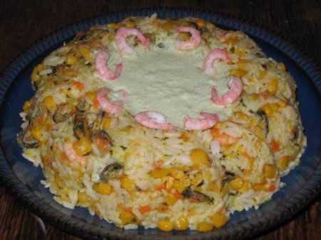 Салат рисовый с мидиями