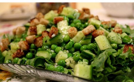 Салат из фасоли, «цветной» капусты и зеленого горошка
