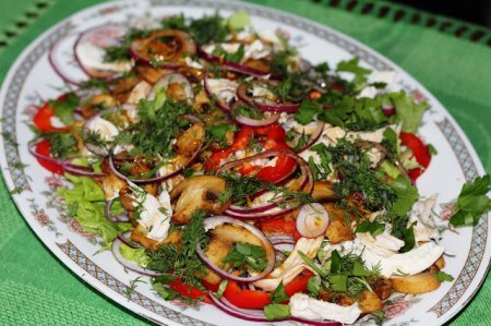 Салат из свежих овощей с жареными грибами и курочкой
