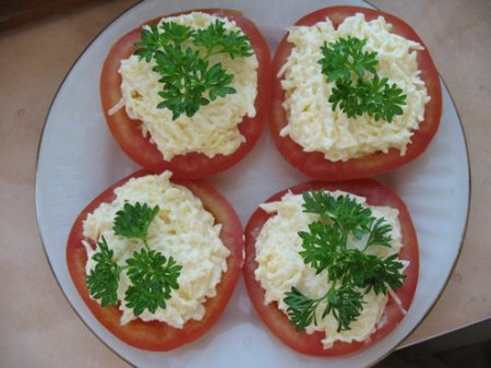 Рецепт Закуска из помидор с сыром и чесноком