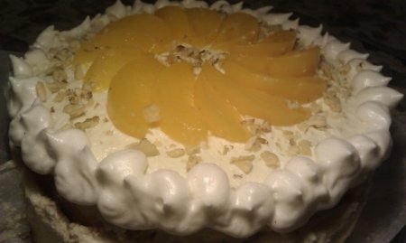 Бисквитно-меренговый торт с персиками 
