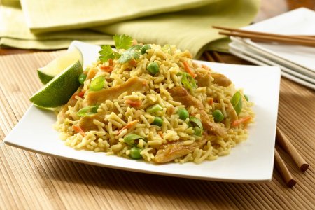 Жаренный рис с овощами - азиатское блюдо