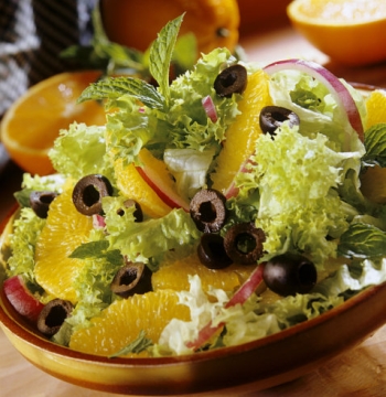 Рецепт Салат "Афины" из апельсинов, листьев салата и маслин