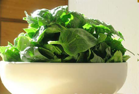 Рецепт Салат из шпината с зеленым луком и соусом из кислого молока