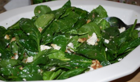 Рецепт Салат из шпината с грецкими орехами и кефиром