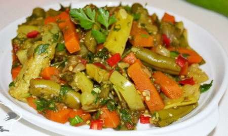 Рецепт Теплый овощной салат со стручковой фасолью, морковью, кабачками и баклажанами