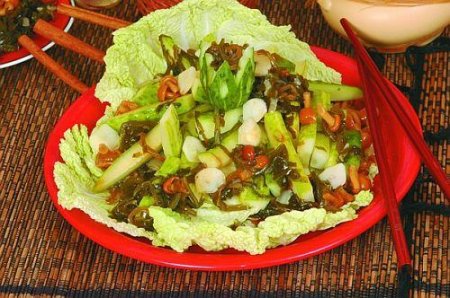 Салат из овощей с грибами и морской капустой