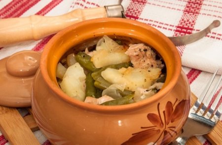 Рецепт Свинина с картофелем и стручковой фасолью, тушенные в горшочке