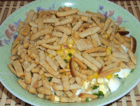 Рецепт Салат с сухариками и колбасой