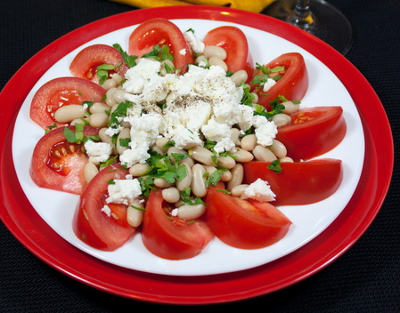 Рецепт Салат из томатов и фасоли в средиземноморском стиле