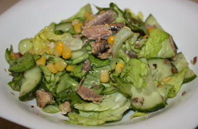 Салат с огурцом, тунцом и кукурузой
