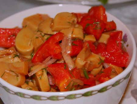 Салат из помидоров и консервированных шампиньонов