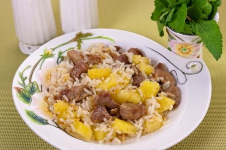 Рецепт Филе индейки, жаренное с рисом и ананасами