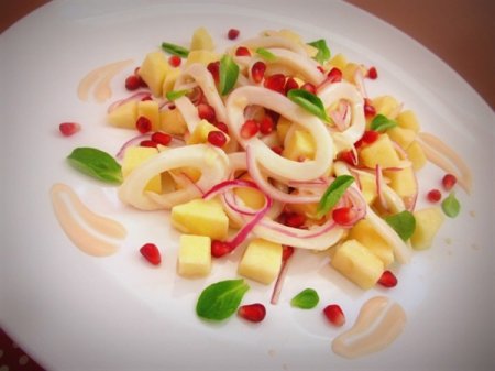 Рецепт Салат с кальмарами и яблоками под йогуртовым соусом