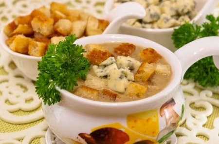 Суп с грибами, сухариками и сыром с благородной плесенью