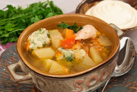 Суп с цыпленком, овощами и клецками с зеленью