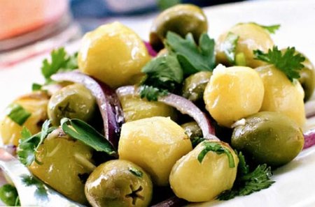Салат с картофелем и оливками 