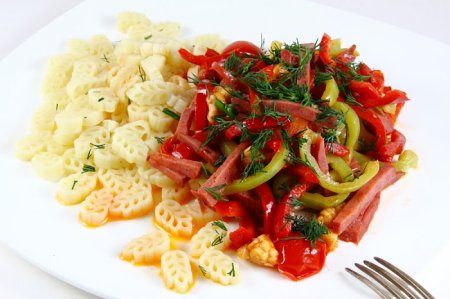 Макароны с копченой говядиной, овощами и сулугуни