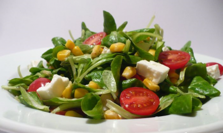Рецепт Полевой салат с фетой, кукурузой и помидорками черри