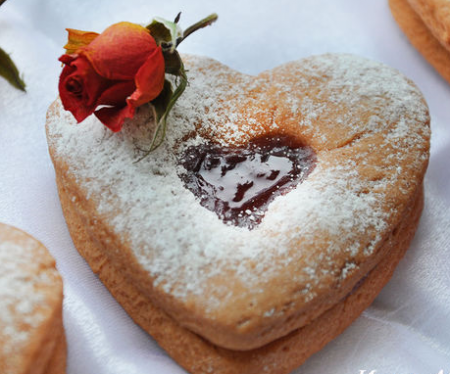 Рецепт Розовое двухслойное печенье с клубничным джемом