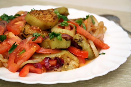 Рецепт Салат из курицы с вареными баклажанами