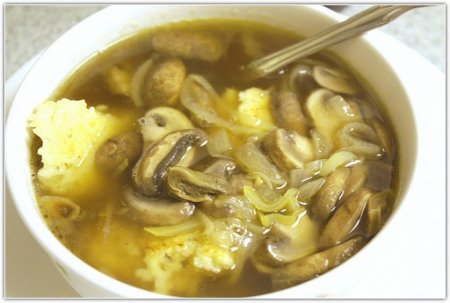 Весенний суп с луком-пореем и шампиньонами