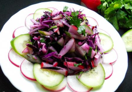 Салат из краснокочанной капусты, огурца и редиса