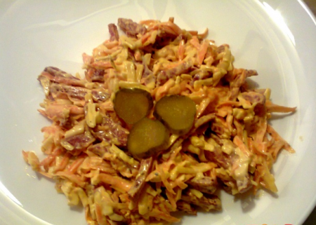 Рецепт Салат с морковью и колбасой