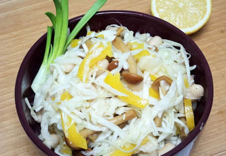 Рецепт Салат из капусты с фасолью, грибами и сладким перцем