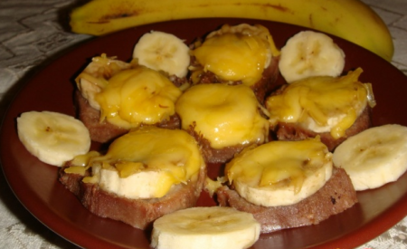 Рецепт Закуска из языка и банана под плавленым сыром