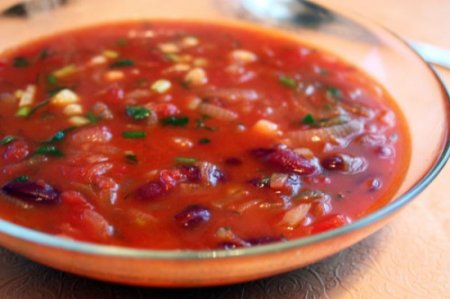 Суп из свинины с помидорами и красной фасолью