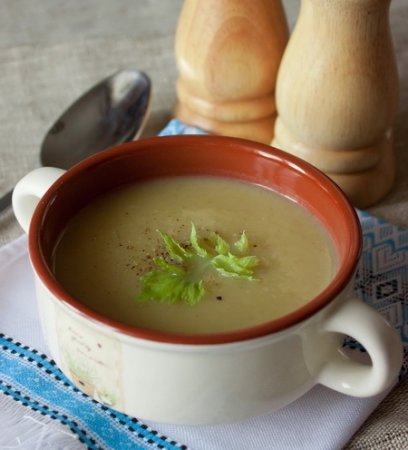 Крем-суп из стеблевого сельдерея с луком и картофелем