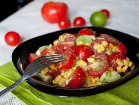 Рецепт Салат из томатов, авокадо и кукурузы