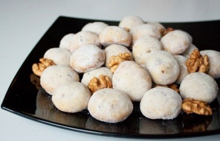 Рецепт Печенье "Снежки" с орехами, медом и коньяком