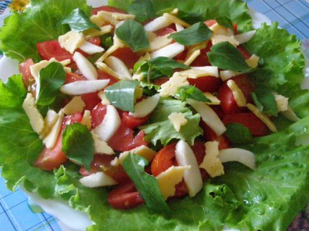 Салат из груши, помидора и сыра