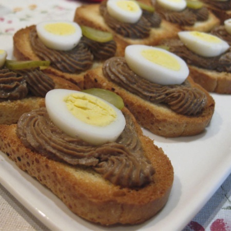 Рецепт Закуска с печеночным паштетом и перепелиными яйцами