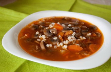 Грибной суп с перловкой и томатной пастой