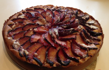 Сливово-яблочный пирог с корицей