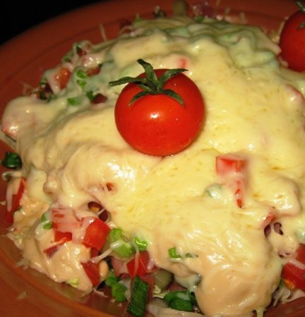 Горячий салат с колбасой и помидорами